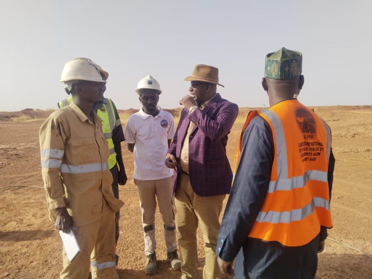 Visite du DG et Une équipe de la Direction Technique sur le site De la construction des cubes de stockage de carburant à Extension Sonidep Sorey.